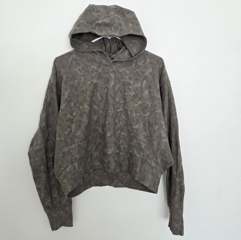 Athleta Farallon Printed Sweatshirt in Stratum Camo Laurel Olive Size Medium